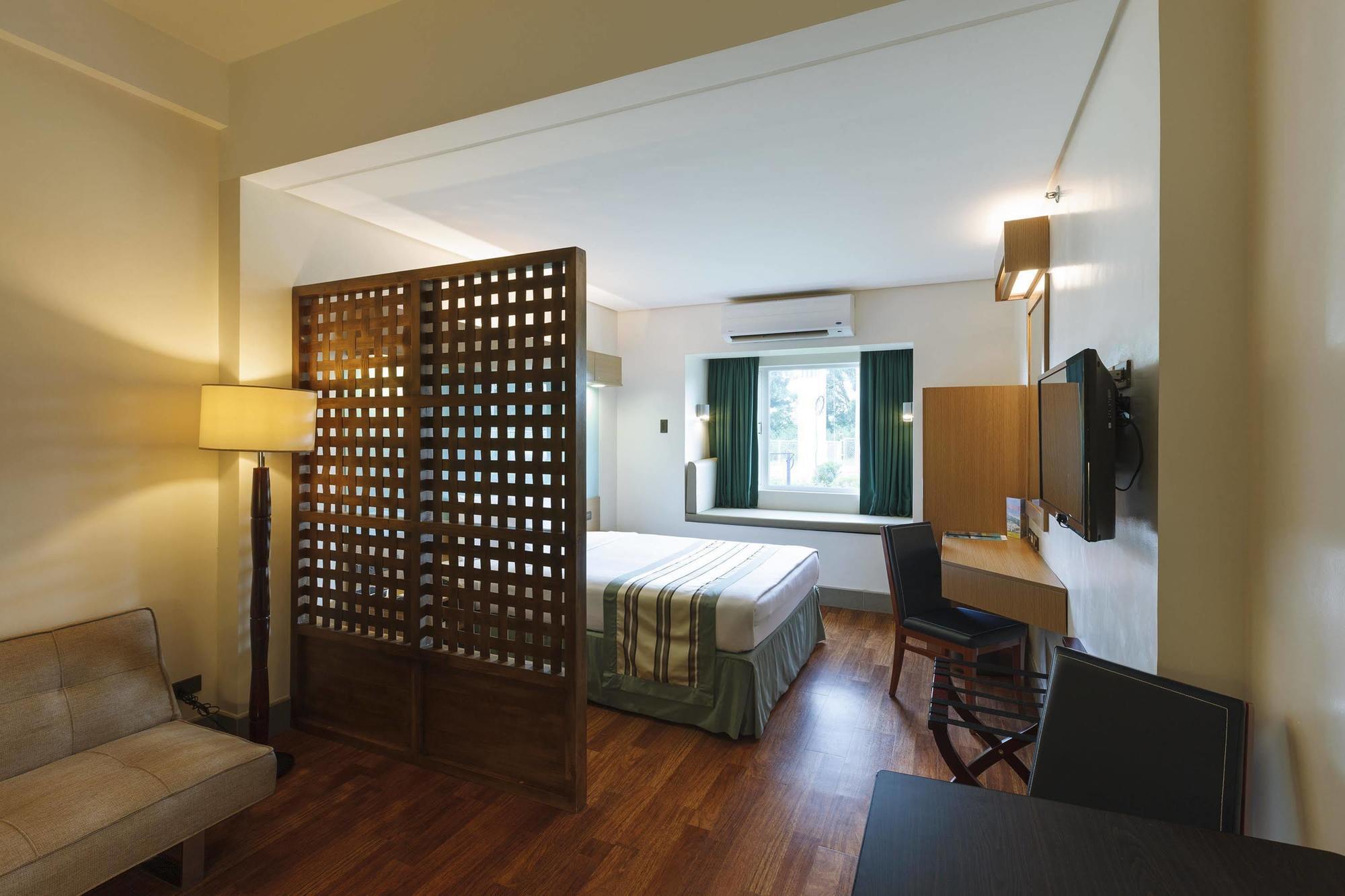Microtel By Wyndham South Forbes Near Nuvali Santa Rosa  Eksteriør billede